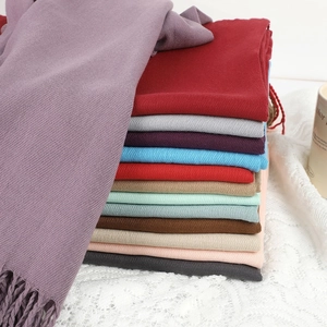 Lot d'écharpes d'hiver style cachemire avec franges en violet, gris et tons rouges variés