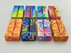 Macro display di otto cubi infiniti con motivi a marmo, geometrici e tie-dye antistress