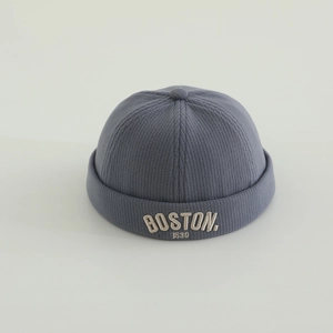 Dettaglio del ricamo Boston 1630 sul berretto docker in maglia a coste grigio scuro