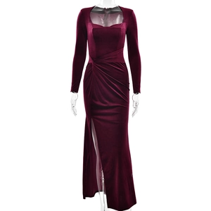 Détail d'une robe de soirée en velours bordeaux avec encolure carrée et fente latérale