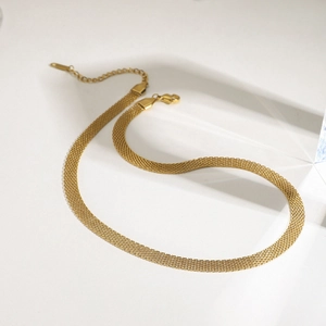 Collier minimaliste en acier inoxydable plaqué or 18K avec maille tissée plate