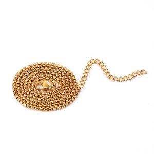 Detail of 18K gold-plated box chain with lobster clasp and adjustable extender