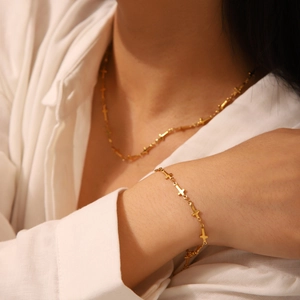 Goldenes Set aus Edelstahl-Halskette und Armband mit Kreuzgliedern für Damen