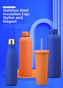 Détail de mugs isothermes en acier inoxydable à finition mate et paille en bleu et orange