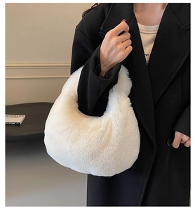 Détail du sac à main en peluche blanche montrant la texture douce et duveteuse