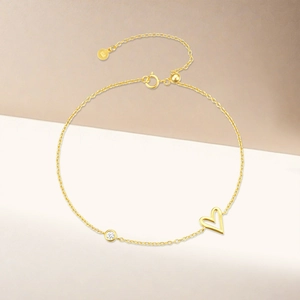 Detailed shot of S925 silver heart bracelet with a sparkling round zircon stone