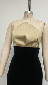 Détail du corsage plissé or champagne et de la robe de soirée sirène en velours noir à taille haute