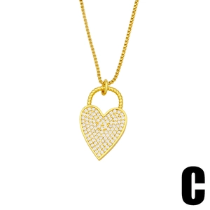Luxueux collier pendentif cœur doré avec zirconiums pavés sur une chaîne vénitienne