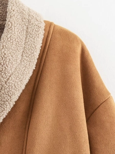 Detail von Lammfellkragen und Wildledertextur am lockeren braunen Wintermantel für Damen