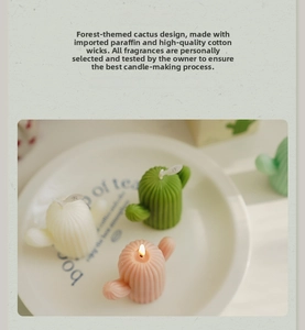Détail de bougies artisanales en forme de cactus avec texture striée et mèche en coton de qualité