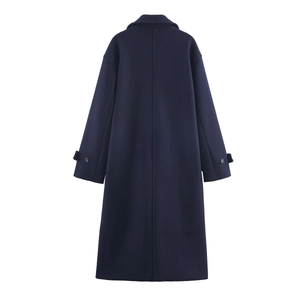 Vue détaillée du dos d'un manteau long en laine bleu marine au design minimaliste épuré