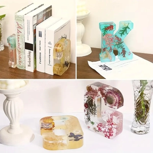 Decoratieve harsletters K C G met droogbloemen en vlinders voor boekenplank of bureau-decor