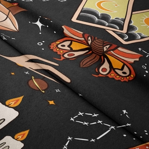 Makroaufnahme der Stofftextur mit mystischem Motten- und Tarot-Druck für Wandteppiche