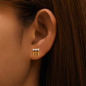 Gros plan détaillé de boucles d'oreilles en argent S925 doré avec zircons et cônes