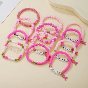 Details der rosa Brustkrebs-Bewusstsein Armbänder mit Brave-Perlen und Schleifenanhängern