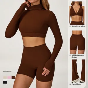 Ensemble de yoga brossé pour femme avec haut à manches longues et short assorti