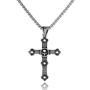 Collana con croce in acciaio inossidabile argento e teschio su sfondo bianco