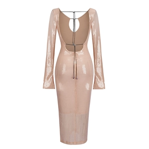 Detalle de vestido de lentejuelas color champán con espalda descubierta y cordón ajustable