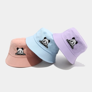 Chapeaux bob en toile de coton avec broderie panda en rose, bleu et violet