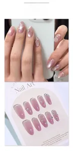 Détail de faux ongles œil-de-chat rose avec étoiles scintillantes et strass brillants