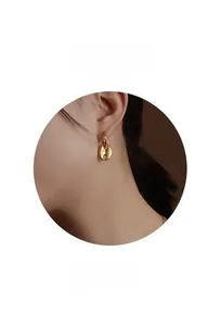 Close-up of golden 18k gold-plated oval link earrings on an Asian female model