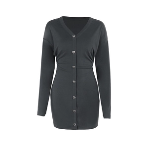 Robe en tricot gris foncé moulante à col en V et boutons en forme de cœur