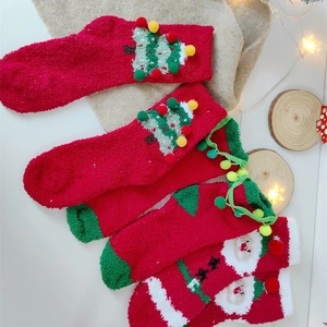 Chaussettes de Noël rouges en polaire corail avec motifs Père Noël sur couverture