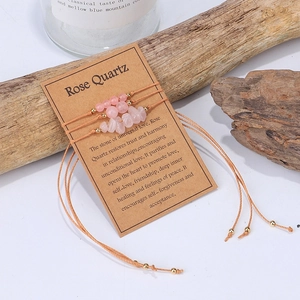 Detalle del conjunto de pulseras de cuarzo rosa en tarjeta kraft con decorado de madera