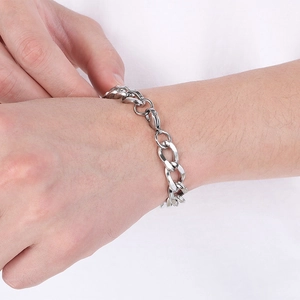 Bracelet unisexe minimaliste en acier titane argenté porté sur le poignet
