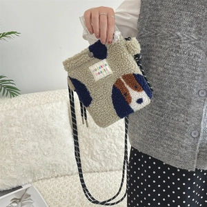 Détail du petit sac peluche avec motif chien et bandoulière en corde tressée