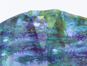 Detailaufnahme des Chiffonblusen-Ausschnitts mit impressionistischem Ölgemälde-Blumendruck