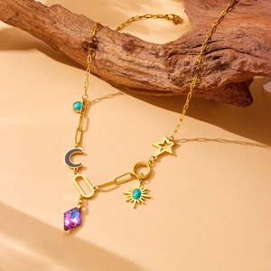 Collana in acciaio inossidabile dorato con ciondoli luna stella turchese e cristallo viola