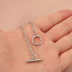 Polished silver geometric OT toggle clasp necklace with minimalist oval link chain style