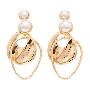 Orecchini dorati con perle finte e anelli metallici geometrici irregolari su bianco