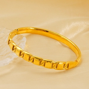 Bracelet jonc doré à maillons géométriques irréguliers sur fond de soie élégant