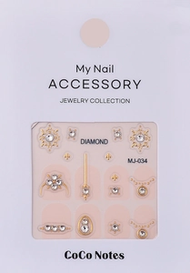 Details von MJ-034 Nailart-Strasssteinen mit Goldrahmen in einer Fensterverpackung