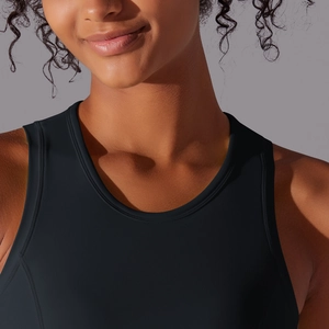 Détail des coutures du col et du tissu technique haut de gamme du débardeur yoga