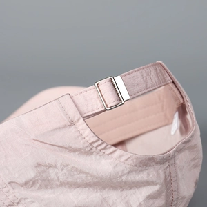 Detail der rosa Schnelltrocknungs-Baseballkappe mit verstellbarer silberner Metallschnalle
