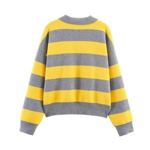 Dettaglio del maglione a righe gialle e grigie con texture morbida e girocollo di alta qualità