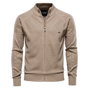 Détail d'un cardigan homme kaki avec motifs géométriques et fermeture à col montant