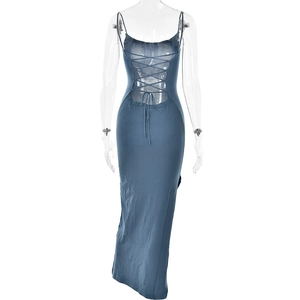 Détail de la robe longue bleue dos nu avec des lacets croisés à l'arrière