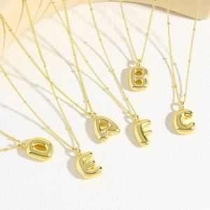 Pendentifs lettres dorées style bulle 3D sur colliers à billes de A à F