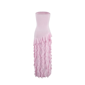 Détail d'une robe longue bustier rose avec des volants superposés et une fente latérale