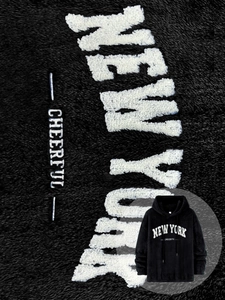 Detail van zwarte fleece stof met New York borduursel op de hoodie met capuchon