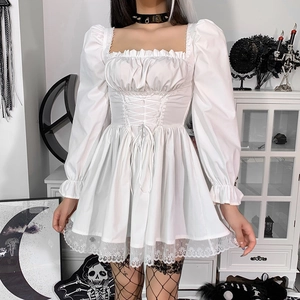 Detalle de las mangas abullonadas y encaje en un vestido blanco de princesa estilo Lolita