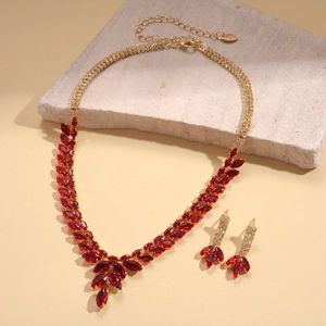 Détail du collier et des boucles d'oreilles avec pierres marquises rouges dorées