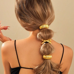 Drei goldene geometrische Haarringe aus Metall mit Texturen für elegantes Haarstyling