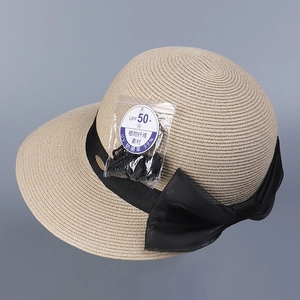 Eleganter beiger Strohhut mit schwarzer Schleife und UPF 50+ Sonnenschutz für Damen.