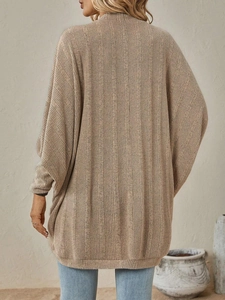 Vista posteriore del cardigan in maglia oversize kaki chiaro con trama a coste verticali