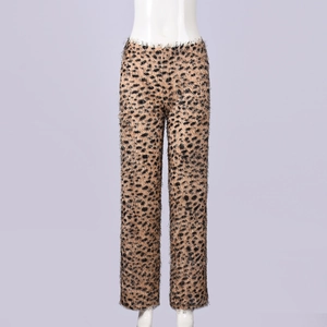 Détail du pantalon en peluche léopard montrant le tissu en simili mohair texturé